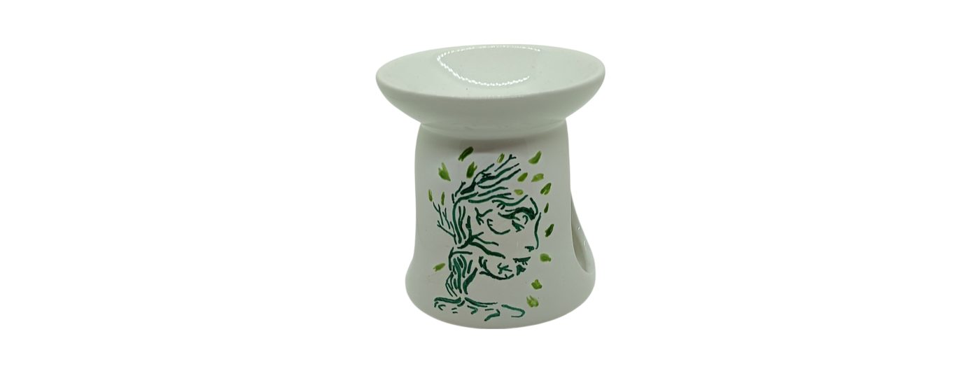 Brûle-parfum blanc avec peinture représentant un arbre de vie vert où l'on distingue le visage d'une femme