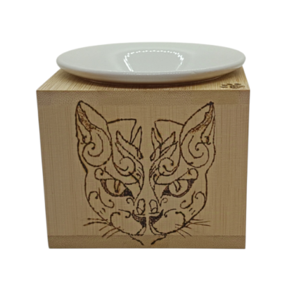 Brûle-parfum cubique en bambou pyrogravé représentant une tête de chat