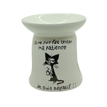 Brûle-parfum blanc avec peinture représentant un chat grognon disant "je me suis fait tester ma patience. Je suis négatif."