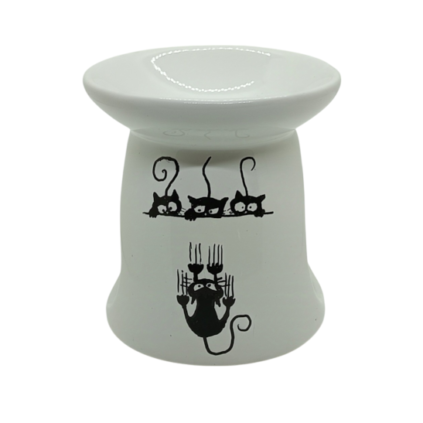 Brûle-parfum blanc avec peinture représentant trois chatons noirs qui regardent un autre chaton noir qui fait des bêtises