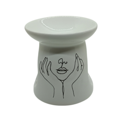Brûle-parfum blanc avec peinture représentant une femme la tête dans les mains en style One Line Drawing